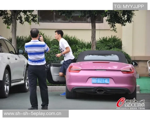 车内放着足球明星的奇妙旅程与精彩瞬间分享 车内放着足球明星的奇妙旅程与精彩瞬间分享